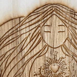 Totem Sheela Na Gig pièce unique Bonne nuit mon ange gravure sacrée déesse enfantement