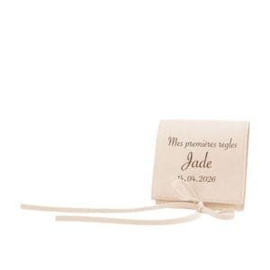 médaillon pour célébrer les premières règles d'une jeune fille premières menstruations lunes cornaline rouge pierre précieuse personnalisé prénom et date bonne nuit mon ange puberté étui suédine