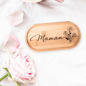 plateau bambou tasse café tisane thé gravé en France maman fête des mères cadeau artisanat papillon doula jeune maman maternité naissance bouquet de roses